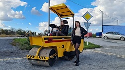 Машинист катка